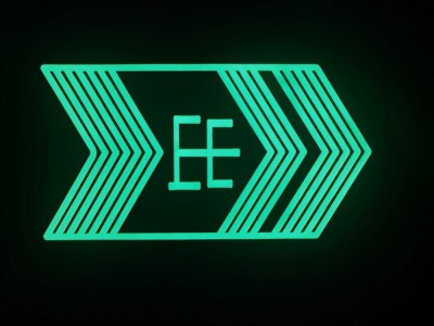 广州地铁站厅逃生嵌入发光不锈钢地标，夜光不锈钢消防标识图2