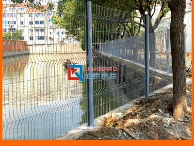 苏州喷塑桃型柱护栏网 河道围网 污水处理厂围栏 护栏网图2