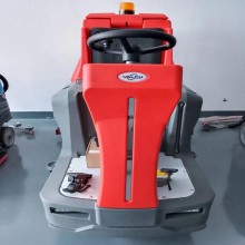 沃驰小型多功能驾驶式双刷洗地机商场超市机场擦地车电动刷地车
