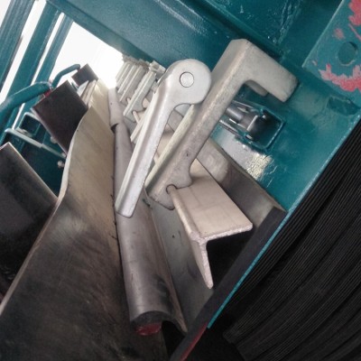 裙板压件夹持器定制 耐磨聚氨酯防溢裙边 Y型-300*15mm 导料槽下沿漏料挡煤护皮图7