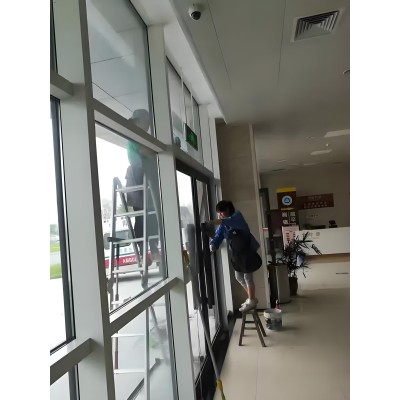 南京鼓楼区附近擦玻璃打扫卫生家政哪家好 好邻居玻璃清洗预约快速上门电话图3