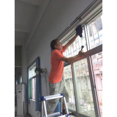 南京雨花台区附近清洗玻璃专业人员上门电话 家庭纱窗玻璃窗户清洗价格公道 干净透明图2
