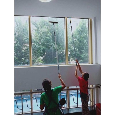 南京雨花台区附近清洗玻璃专业人员上门电话 家庭纱窗玻璃窗户清洗价格公道 干净透明图3