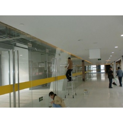 南京雨花台区附近清洗玻璃专业人员上门电话 家庭纱窗玻璃窗户清洗价格公道 干净透明图4