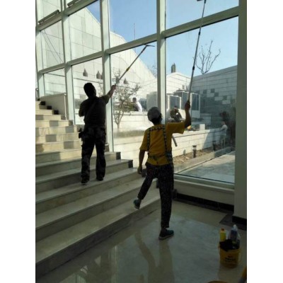 南京雨花台区附近清洗玻璃专业人员上门电话 家庭纱窗玻璃窗户清洗价格公道 干净透明图5