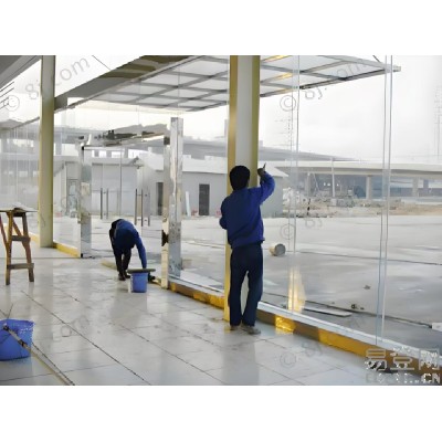 南京秦淮区附近玻璃清洗专业公司人员 纱窗玻璃擦洗专业工具 收费透明便宜 效果不能比图6